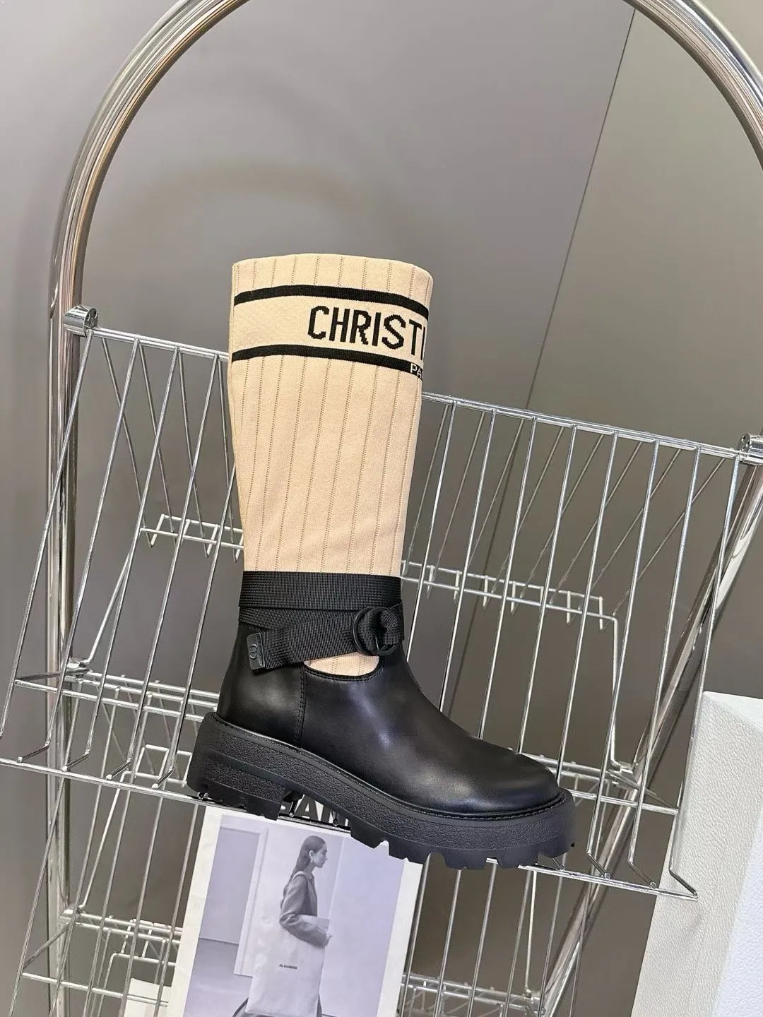 👟👟Ex-factory price 560👟👟Dior color matching new boots for autumn and winter, the latest flying woven letter logo for autumn and winter, round-toe high-top knight boots for women, the same style for celebrity Narna Qian and the same style for Yi Mengling. Material: First-layer cowhide spliced ​​with fly-knit fabric, sheepskin lining for feet, original molded TPU outsole Size: 35-40 yards